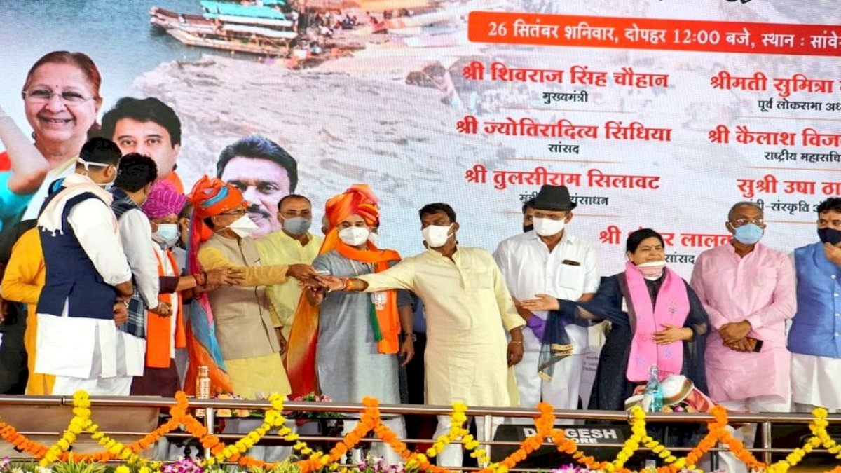 Mp by elections: सांवेर में सीएम की सभा पर हाईकोर्ट सख्त, केंद्रीय निर्वाचन आयोग समेत 8 को नोटिस Mp by elections: सांवेर में सीएम की सभा पर हाईकोर्ट सख्त, केंद्रीय निर्वाचन आयोग समेत 8 को नोटिस