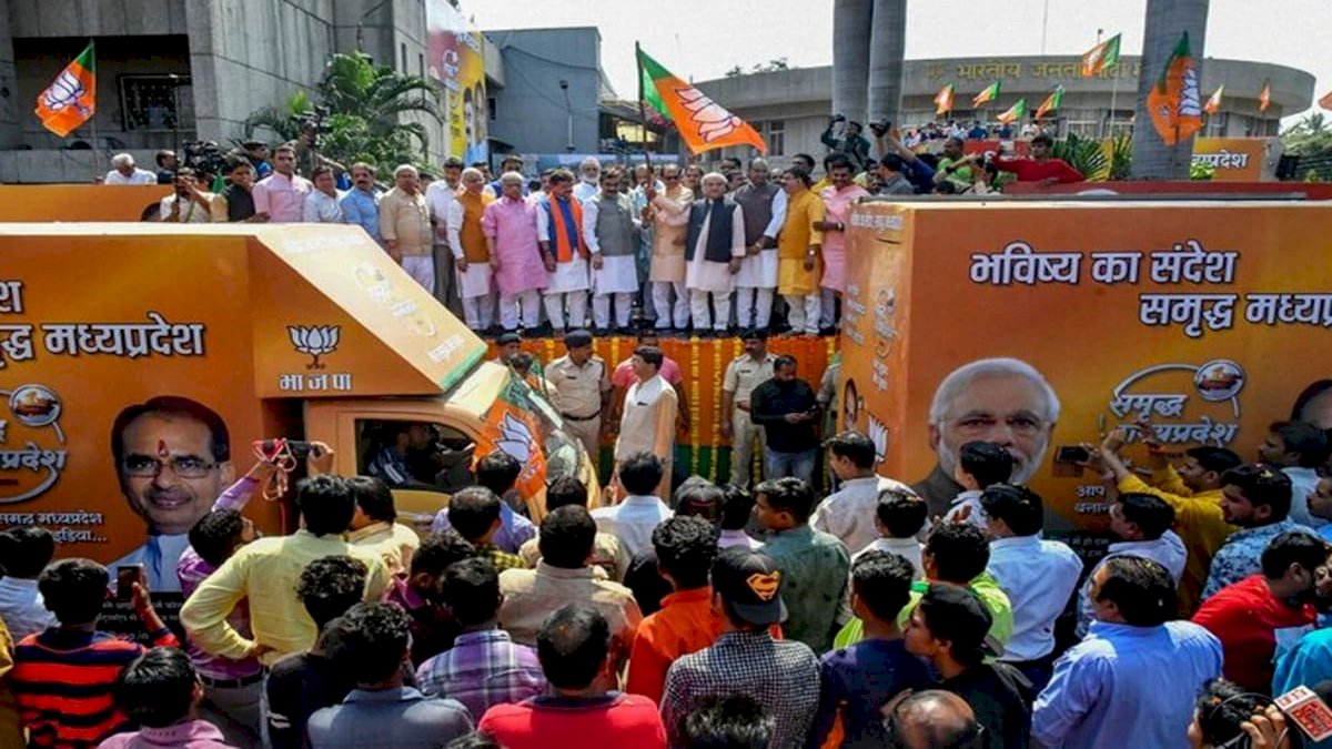 MP By Elections: बीजेपी के चुनावी रथों पर सिंधिया की तस्वीर नहीं MP By Elections: बीजेपी के चुनावी रथों पर सिंधिया की तस्वीर नहीं