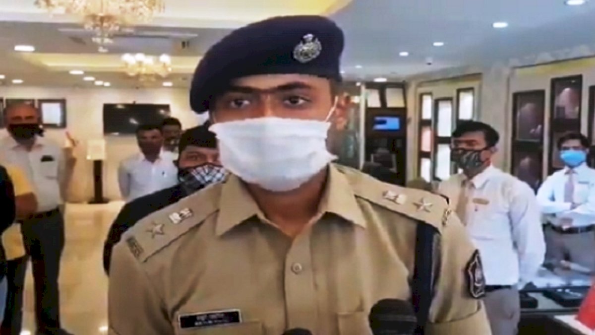 Tanishq Store Targeted: गुजरात में तनिष्क के स्टोर को धमकी, मैनेजर से जबरन लिखवाया माफीनामा Tanishq Store Targeted: गुजरात में तनिष्क के स्टोर को धमकी, मैनेजर से जबरन लिखवाया माफीनामा