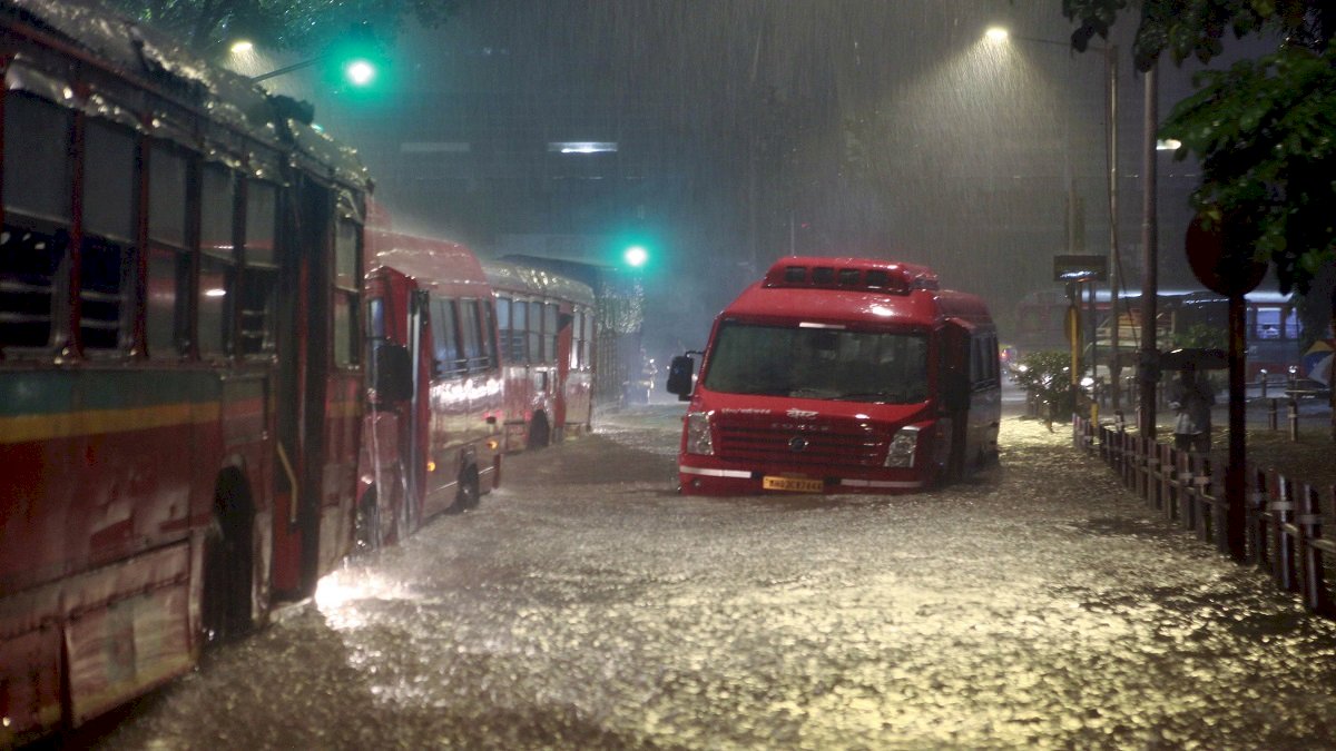 Andhra, Telangana Rain: आंध्र प्रदेश और तेलंगाना में भीषण बारिश से तबाही, 21 की मौत Andhra, Telangana Rain: आंध्र प्रदेश और तेलंगाना में भीषण बारिश से तबाही, 21 की मौत