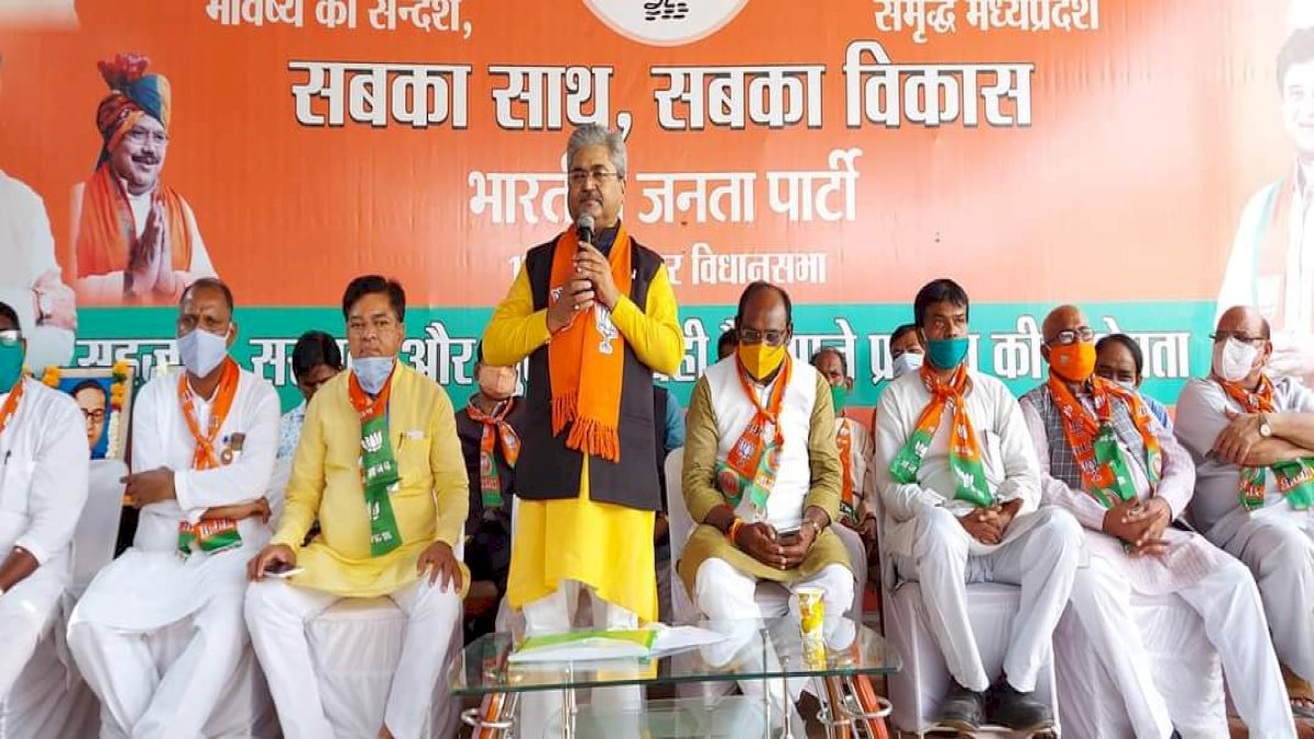 BJP Election Campaign: शिवराज की संपत्ति पर भिड़े बीजेपी के स्टार प्रचारक, पत्रकार ने कहा हुई बद्तमीज़ी BJP Election Campaign: शिवराज की संपत्ति पर भिड़े बीजेपी के स्टार प्रचारक, पत्रकार ने कहा हुई बद्तमीज़ी
