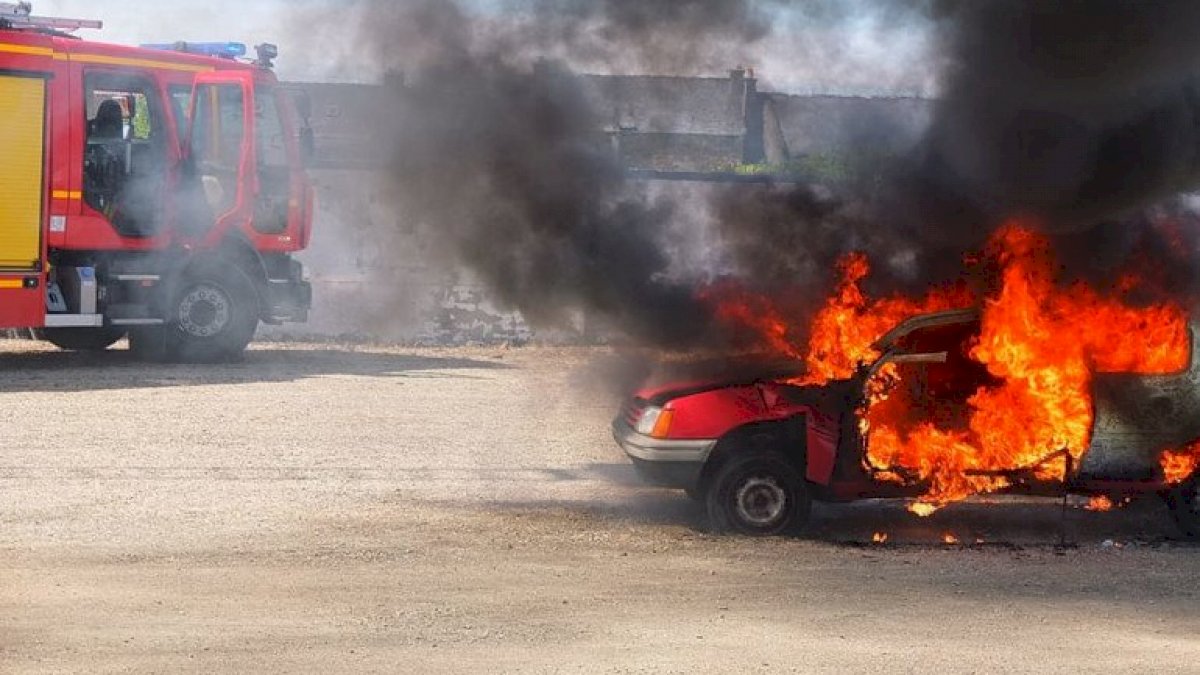 Nashik Accident: एनसीपी नेता संजय शिंदे की कार में आग भड़कने से दर्दनाक मौत Nashik Accident: एनसीपी नेता संजय शिंदे की कार में आग भड़कने से दर्दनाक मौत
