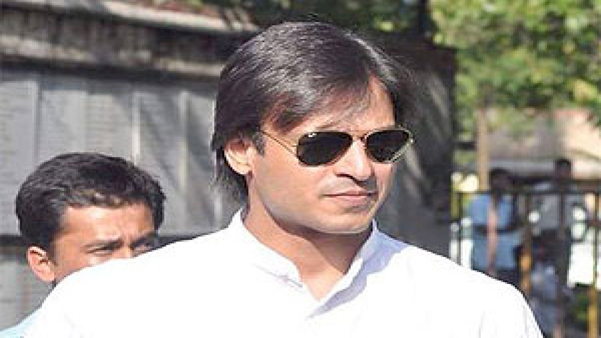 Raid At Vivek Oberoi's Residence: विवेक ओबेरॉय के घर बेंगलूरु पुलिस का छापा, पत्नी के भाई की तलाश में कार्रवाई Raid At Vivek Oberoi's Residence: विवेक ओबेरॉय के घर बेंगलूरु पुलिस का छापा, पत्नी के भाई की तलाश में कार्रवाई