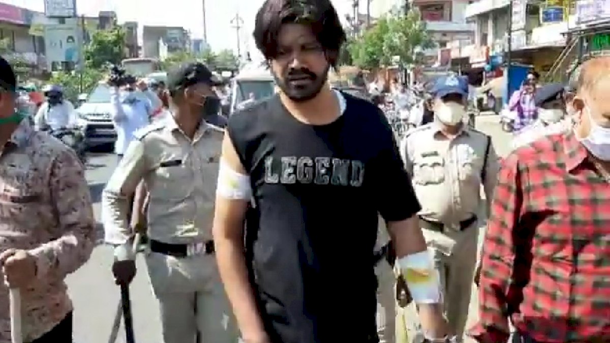 Jabalpur: ऑटो ड्राइवर को पीटने के आरोपी का पुलिस ने निकाला जुलूस Jabalpur: ऑटो ड्राइवर को पीटने के आरोपी का पुलिस ने निकाला जुलूस