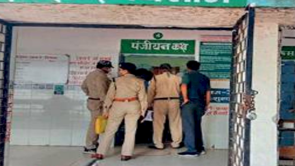Ujjain Hooch Tragedy: नगर-निगम का दफ्तर निकला नकली शराब का अड्डा, मिलीभगत के संकेत Ujjain Hooch Tragedy: नगर-निगम का दफ्तर निकला नकली शराब का अड्डा, मिलीभगत के संकेत