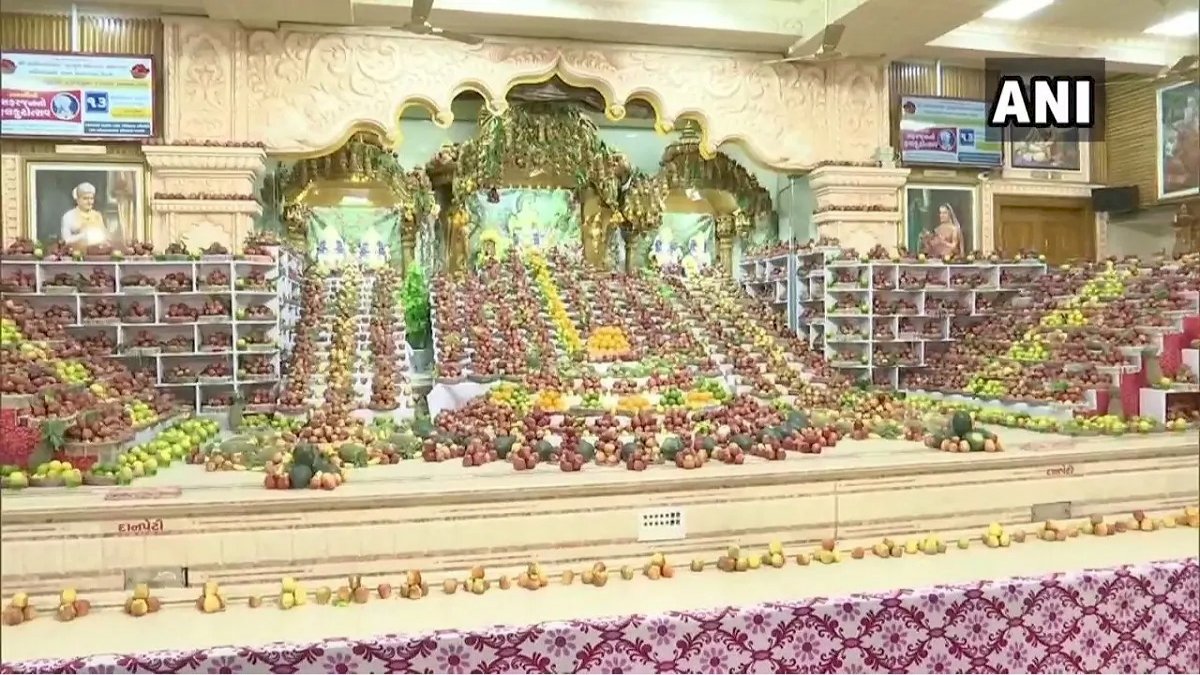 श्री स्वामीनारायण मंदिर में भगवान को लगा 3 हजार किलो सेब का भोग श्री स्वामीनारायण मंदिर में भगवान को लगा 3 हजार किलो सेब का भोग