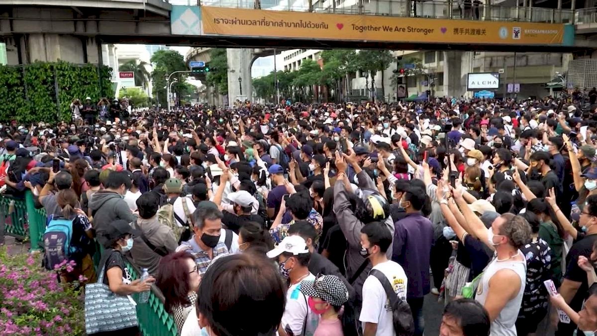 Thailand Protests: थाईलैंड में लोकतंत्र के लिए सड़कों पर उतरे लाखों लोग, आपातकाल का चौतरफा विरोध Thailand Protests: थाईलैंड में लोकतंत्र के लिए सड़कों पर उतरे लाखों लोग, आपातकाल का चौतरफा विरोध
