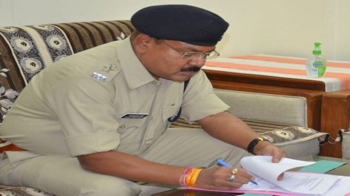 Ujjain Hooch Case: जहरीली शराब कांड में एसपी को हटाया, सीएसपी सस्पेंड, SIT रिपोर्ट के बाद कार्रवाई Ujjain Hooch Case: जहरीली शराब कांड में एसपी को हटाया, सीएसपी सस्पेंड, SIT रिपोर्ट के बाद कार्रवाई
