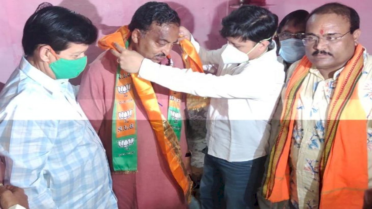 MP By Election: सांवेर के शिवसेना उम्मीदवार जगमोहन वर्मा बीजेपी में लौटे, सिलावट के विरोध में छोड़ी थी पार्टी MP By Election: सांवेर के शिवसेना उम्मीदवार जगमोहन वर्मा बीजेपी में लौटे, सिलावट के विरोध में छोड़ी थी पार्टी