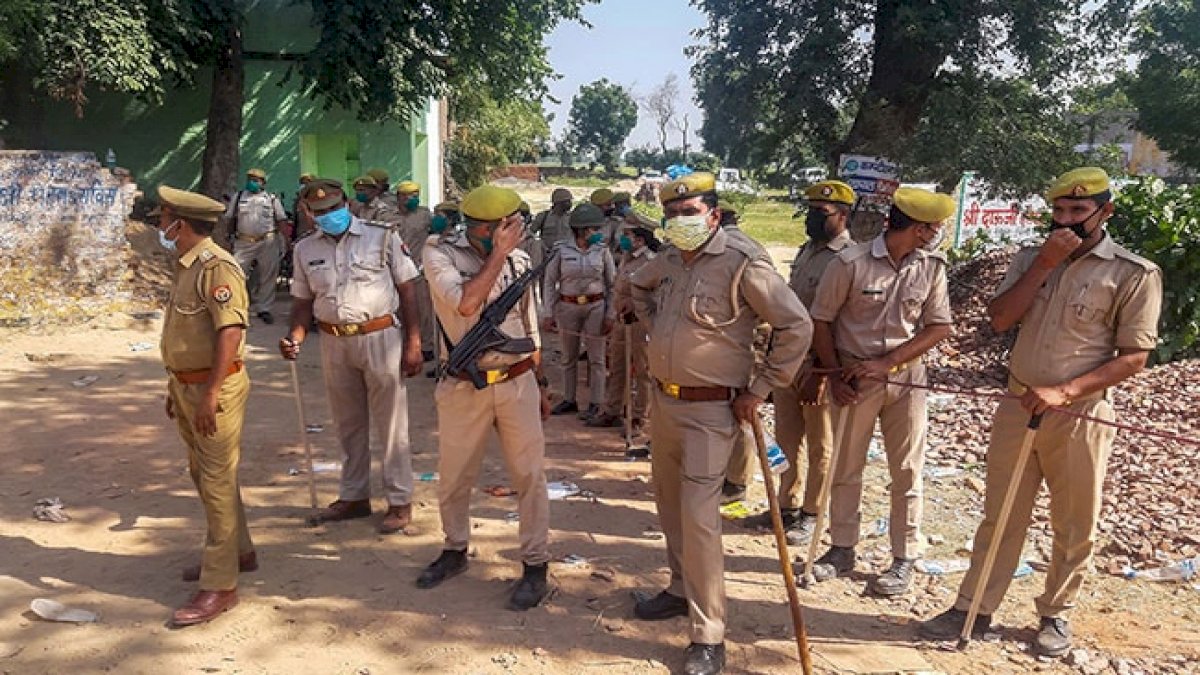 UP Crime: कानपुर में लड़की के घर में घुसकर रेप, योगी राज है या जंगल राज UP Crime: कानपुर में लड़की के घर में घुसकर रेप, योगी राज है या जंगल राज