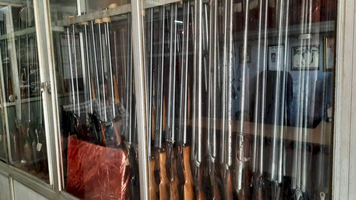 MP Arms Scam: भोपाल में हथियारों का अवैध कारोबार, काग़ज़ पर बंद हो चुकी दुकानों से भी जारी है खरीद-फरोख्त MP Arms Scam: भोपाल में हथियारों का अवैध कारोबार, काग़ज़ पर बंद हो चुकी दुकानों से भी जारी है खरीद-फरोख्त