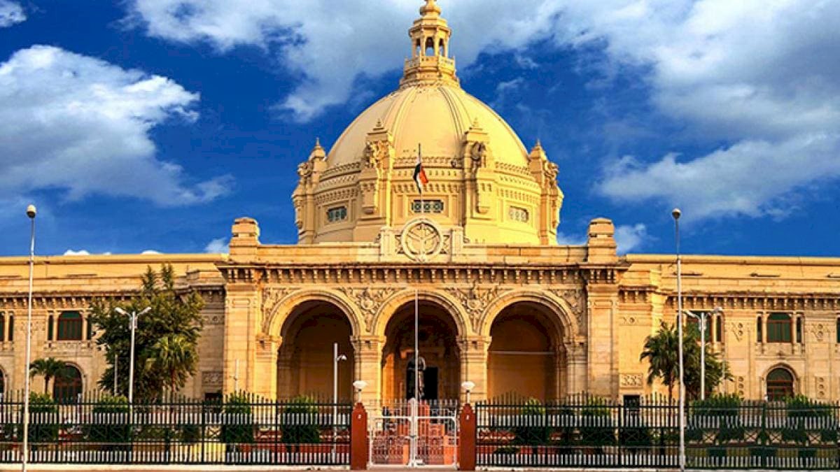 UP Assembly Suicide Attempt: विधानसभा के सामने परिवार ने की आत्मदाह की कोशिश, पुलिस नहीं सुन रही थी फरियाद UP Assembly Suicide Attempt: विधानसभा के सामने परिवार ने की आत्मदाह की कोशिश, पुलिस नहीं सुन रही थी फरियाद