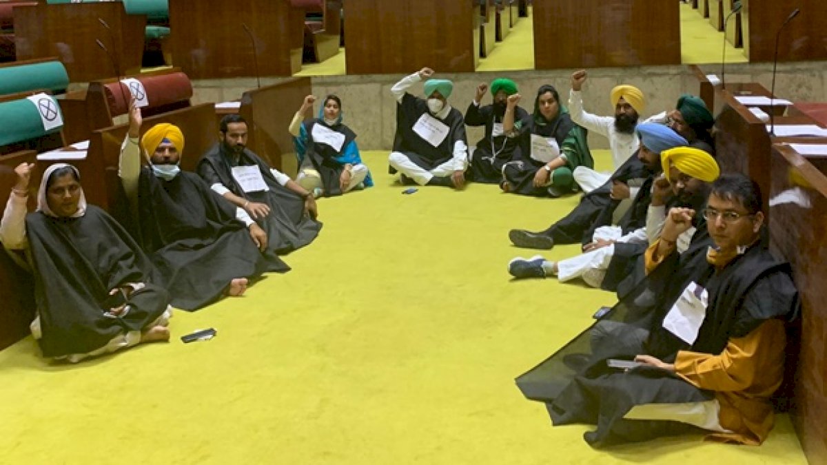 Agricultural Acts: केंद्रीय कृषि कानूनों के खिलाफ पंजाब में बिल पेश, अकाली दल, AAP कर रहे अड़ंगेबाजी Agricultural Acts: केंद्रीय कृषि कानूनों के खिलाफ पंजाब में बिल पेश, अकाली दल, AAP कर रहे अड़ंगेबाजी