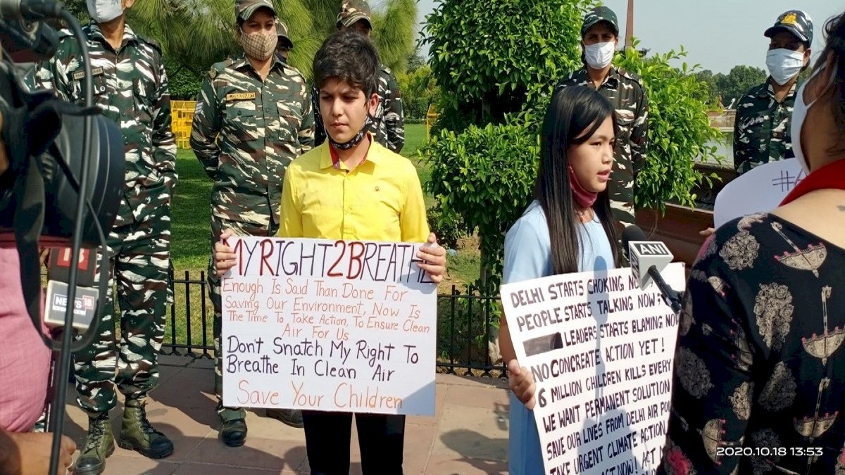 Air Pollution: प्रदूषण का विरोध कर रहे नन्हें बच्चों को हिरासत और धमकी, दिल्ली पुलिस को ये क्या हो गया है Air Pollution: प्रदूषण का विरोध कर रहे नन्हें बच्चों को हिरासत और धमकी, दिल्ली पुलिस को ये क्या हो गया है