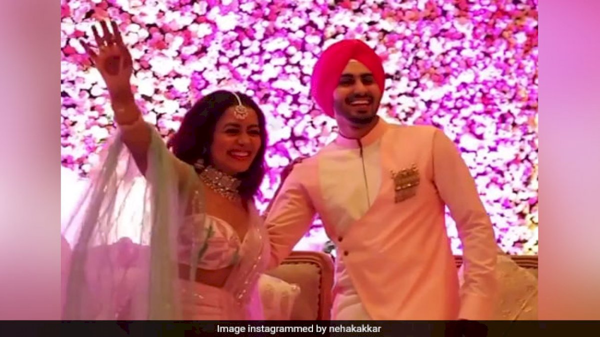 NehuPreet: सिंगर नेहा कक्कड़ और रोहनप्रीत सिंह की सगाई NehuPreet: सिंगर नेहा कक्कड़ और रोहनप्रीत सिंह की सगाई