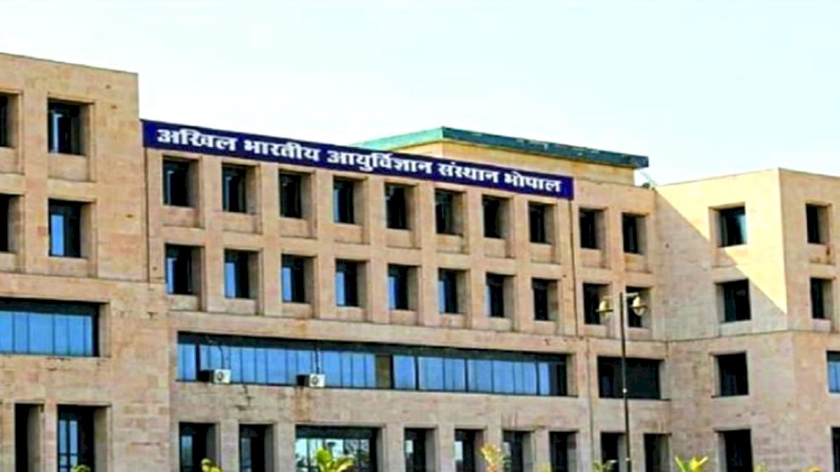 Corona Suicide: भोपाल AIIMS में कोरोना पीड़ित महिला की दूसरी मंजिल से गिरकर मौत Corona Suicide: भोपाल AIIMS में कोरोना पीड़ित महिला की दूसरी मंजिल से गिरकर मौत