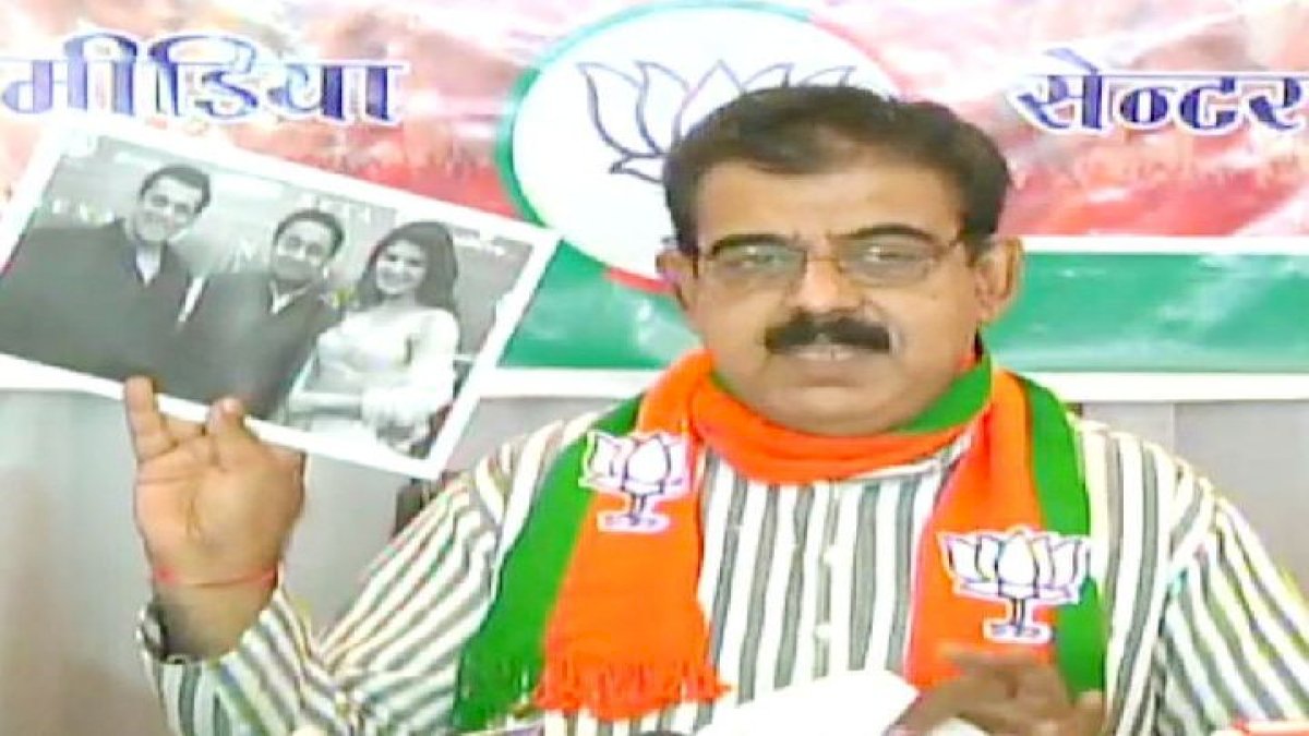 बीजेपी सांसद का आपत्तिजनक बयान, जैकलिन के साथ फोटो दिखा कमलनाथ को बताया 'कमरनाथ' बीजेपी सांसद का आपत्तिजनक बयान, जैकलिन के साथ फोटो दिखा कमलनाथ को बताया 'कमरनाथ'
