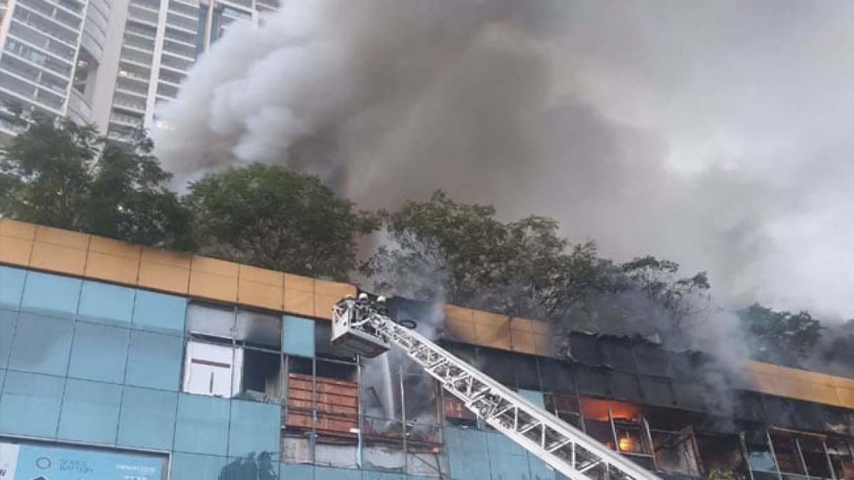 Mumbai Mall Fire: मुंबई के मॉल में भीषण आग, फायर ब्रिगेड के दो कर्मचारी घायल Mumbai Mall Fire: मुंबई के मॉल में भीषण आग, फायर ब्रिगेड के दो कर्मचारी घायल