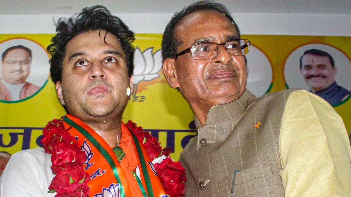 आधे रास्ते में पटरी से उतरी 'शिवराज-महाराज एक्सप्रेस' आधे रास्ते में पटरी से उतरी 'शिवराज-महाराज एक्सप्रेस'