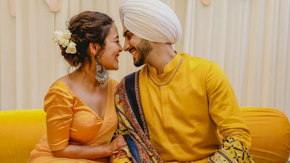 NehuPreet Wedding : नेहा को लगी रोहनप्रीत के नाम की हल्दी, मेहंदी की भी हुई रस्म NehuPreet Wedding : नेहा को लगी रोहनप्रीत के नाम की हल्दी, मेहंदी की भी हुई रस्म