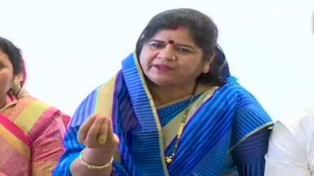 MP By Elections: इमरती देवी ने पहले कहा भाड़ में जाए पार्टी, फिर बोलीं बीजेपी की पूजा करती हूं MP By Elections: इमरती देवी ने पहले कहा भाड़ में जाए पार्टी, फिर बोलीं बीजेपी की पूजा करती हूं