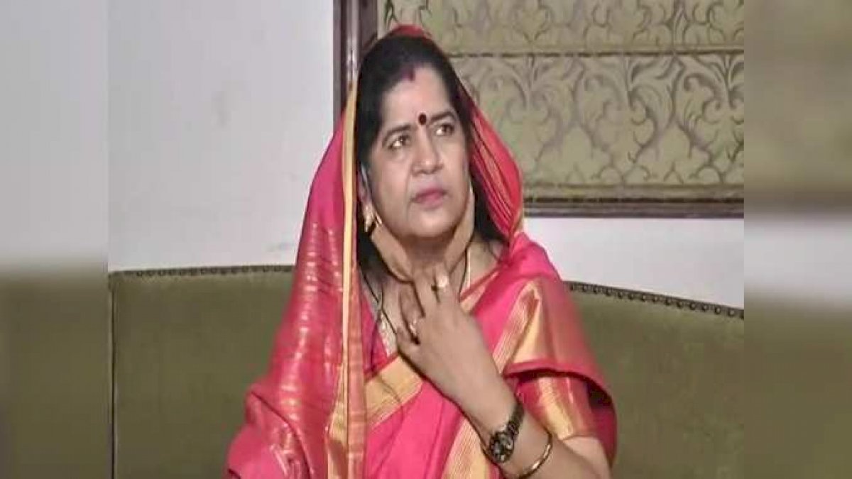 MP By Elections: गाली-गलौज पर उतरीं इमरती देवी, पूर्व सीएम कमलनाथ को बताया लुच्चा-लफंगा और शराबी MP By Elections: गाली-गलौज पर उतरीं इमरती देवी, पूर्व सीएम कमलनाथ को बताया लुच्चा-लफंगा और शराबी