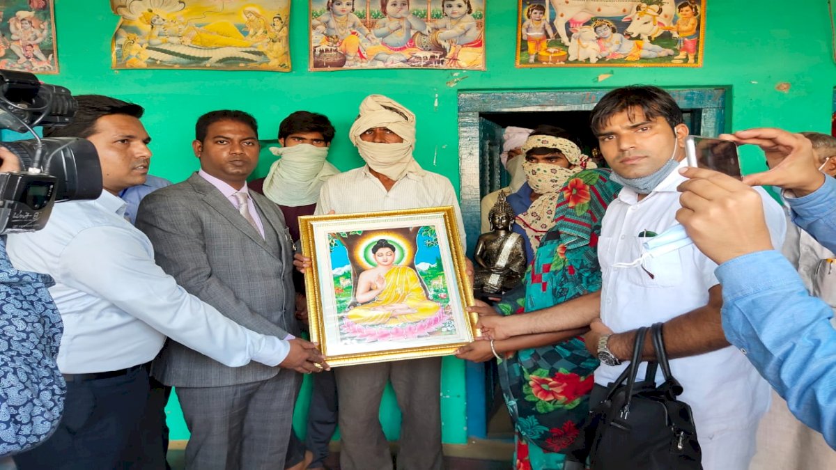 यूपी में दलितों के हिंदू धर्म छोड़ने के मामले में FIR दर्ज, गाज़ियाबाद में 236 दलितों ने बौद्ध धर्म स्वीकार किया था यूपी में दलितों के हिंदू धर्म छोड़ने के मामले में FIR दर्ज, गाज़ियाबाद में 236 दलितों ने बौद्ध धर्म स्वीकार किया था