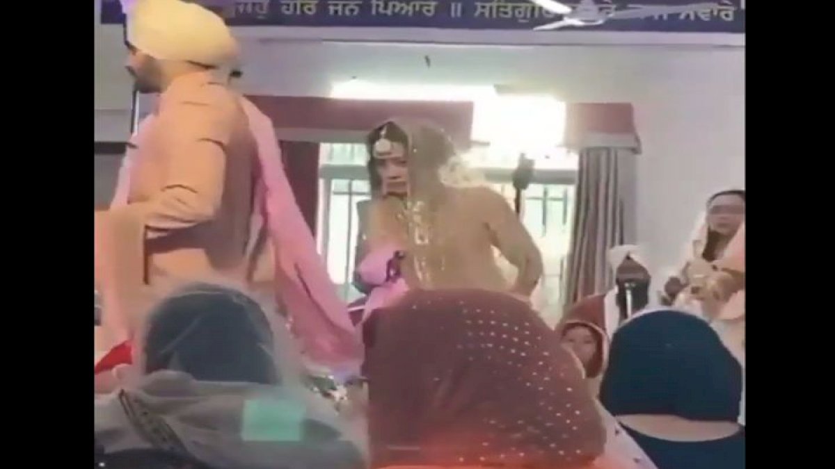 NehuPreet Wedding: एक दूजे के हुए नेहा-रोहनप्रीत, गुरुद्वारे में हुआ आनंद कारज NehuPreet Wedding: एक दूजे के हुए नेहा-रोहनप्रीत, गुरुद्वारे में हुआ आनंद कारज
