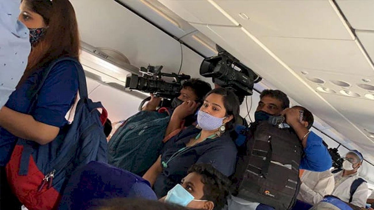 Kangana Ranaut: इंडिगो ने 9 मीडियाकर्मियों पर लगाई पाबंदी, कंगना रनौत की फ्लाइट में हंगामे का मामला Kangana Ranaut: इंडिगो ने 9 मीडियाकर्मियों पर लगाई पाबंदी, कंगना रनौत की फ्लाइट में हंगामे का मामला