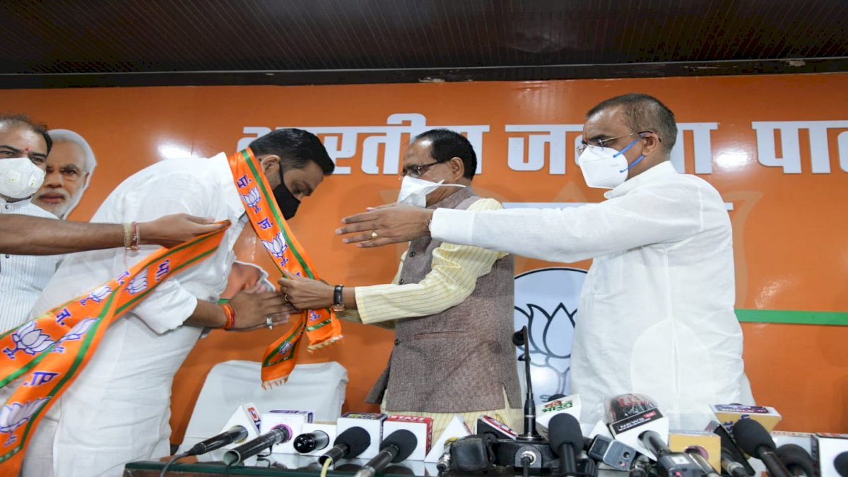 बीच चुनाव बीजेपी के हो लिए राहुल लोधी, 35 करोड़ का हिसाब बताते-बताते खुद बदला पाला बीच चुनाव बीजेपी के हो लिए राहुल लोधी, 35 करोड़ का हिसाब बताते-बताते खुद बदला पाला