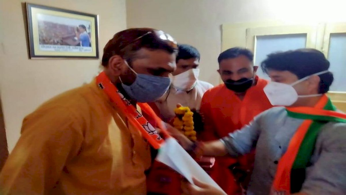 MP By Elections 2020: संजय सिंह ने मतदान से पहले छोड़ा कांग्रेस का साथ, बीजेपी में हुए शामिल MP By Elections 2020: संजय सिंह ने मतदान से पहले छोड़ा कांग्रेस का साथ, बीजेपी में हुए शामिल