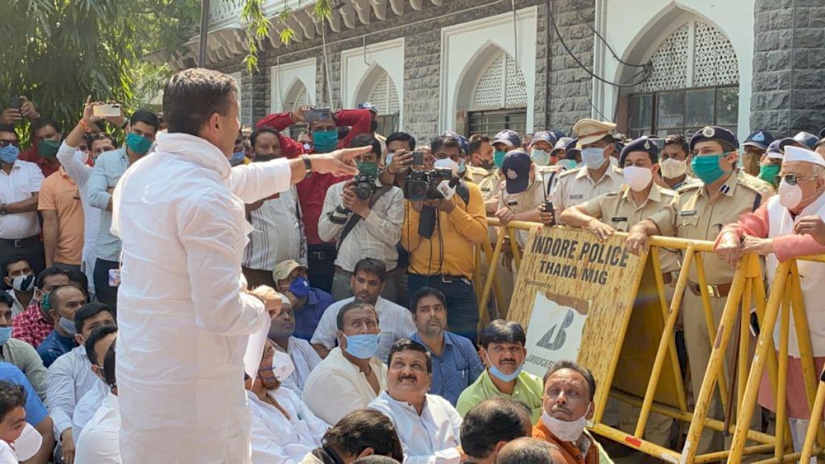 सांवेर उपचुनाव: जीतू पटवारी की अगुवाई में डीआईजी ऑफिस पर धरना, कांग्रेस कार्यकर्ता को झूठे केस में फंसाने का आरोप सांवेर उपचुनाव: जीतू पटवारी की अगुवाई में डीआईजी ऑफिस पर धरना, कांग्रेस कार्यकर्ता को झूठे केस में फंसाने का आरोप