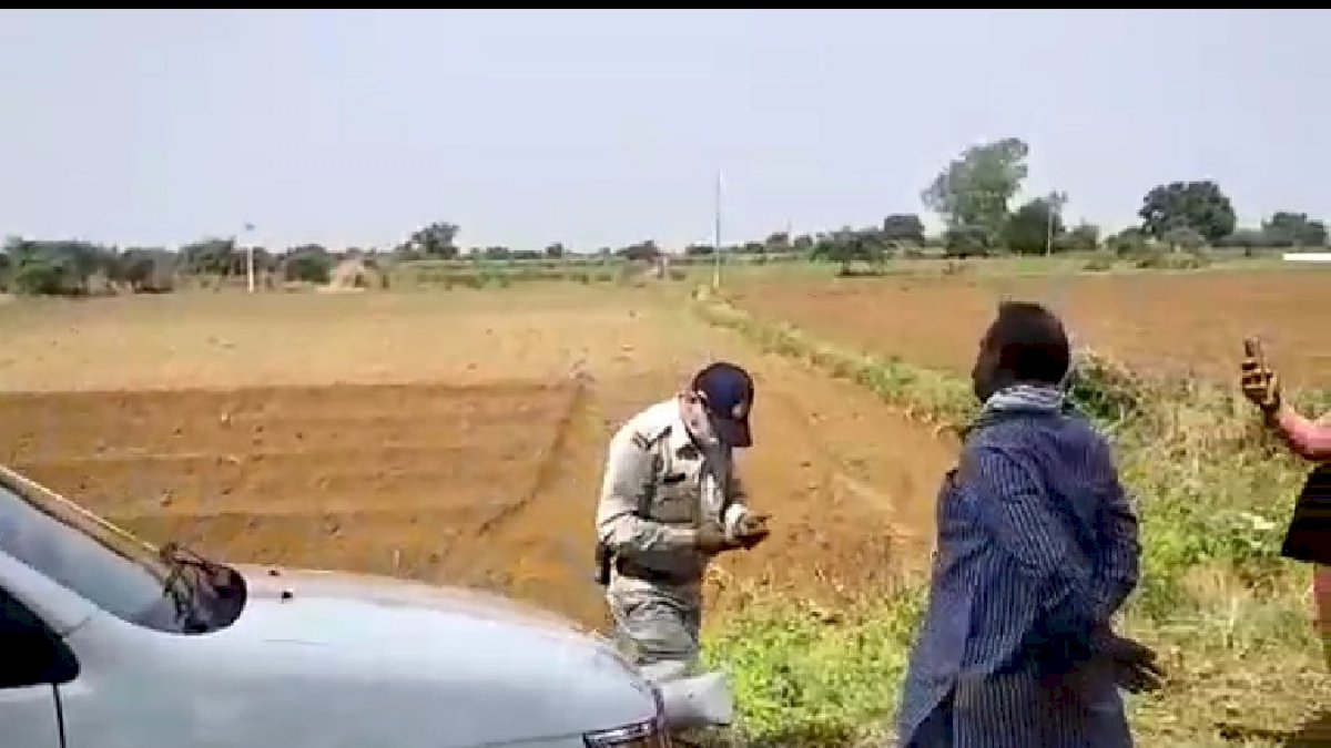 बदनावर में कांग्रेस नेता राकेश चौधरी को बिना कारण बताए ले जा रही थी पुलिस, कार्यकर्ताओं के दबाव में छोड़ा बदनावर में कांग्रेस नेता राकेश चौधरी को बिना कारण बताए ले जा रही थी पुलिस, कार्यकर्ताओं के दबाव में छोड़ा