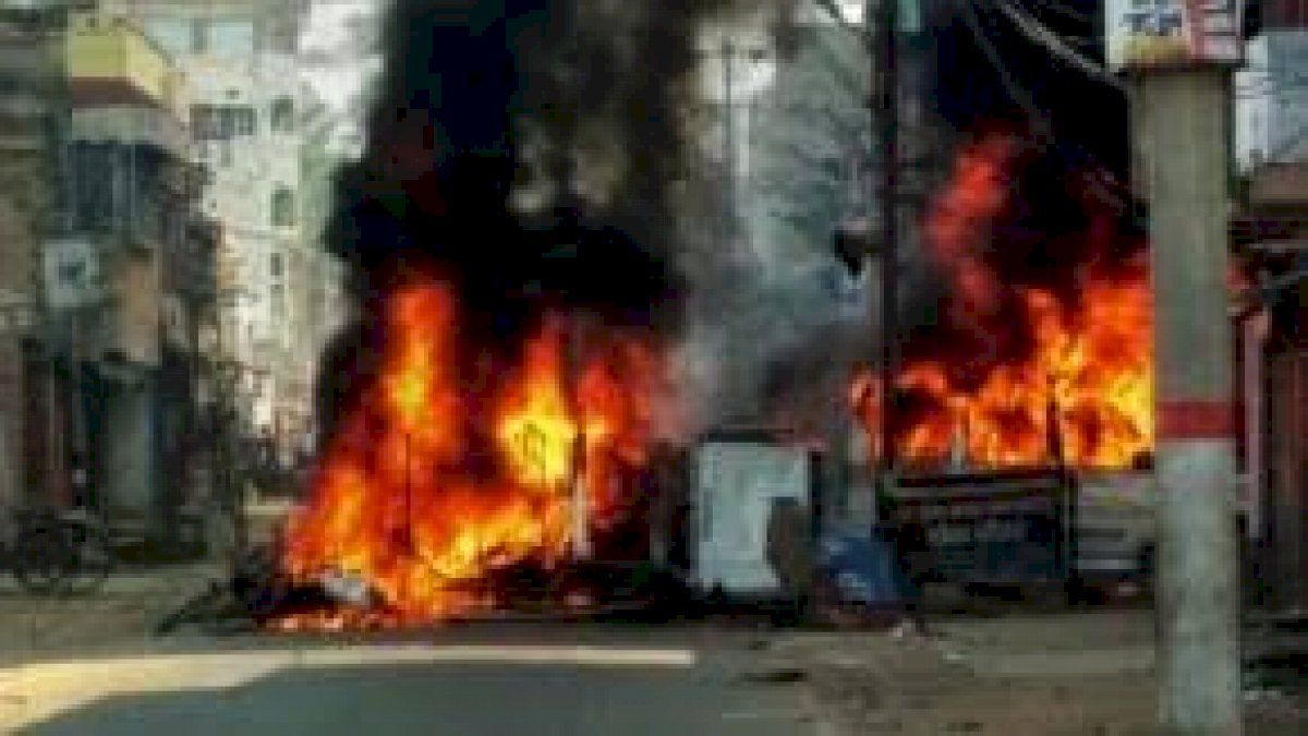 Bihar Violence: मुंगेर में उग्र भीड़ ने थाने में लगाई आग, चुनाव आयोग ने डीएम-एसपी को हटाया Bihar Violence: मुंगेर में उग्र भीड़ ने थाने में लगाई आग, चुनाव आयोग ने डीएम-एसपी को हटाया