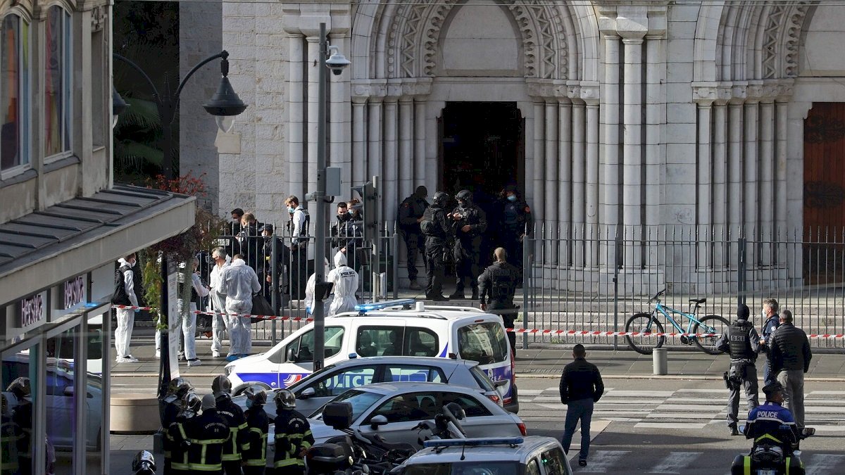 France: फ्रांस में हमलावर ने महिला का सिर काटा, तीन लोगों की हत्या France: फ्रांस में हमलावर ने महिला का सिर काटा, तीन लोगों की हत्या
