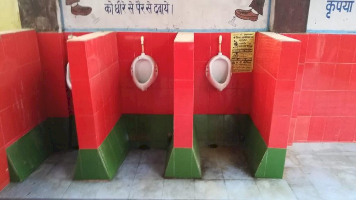 गोरखपुर के रेलवे अस्पताल के पब्लिक टॉयलेट पर क्यों हुआ सियासी घमासान गोरखपुर के रेलवे अस्पताल के पब्लिक टॉयलेट पर क्यों हुआ सियासी घमासान