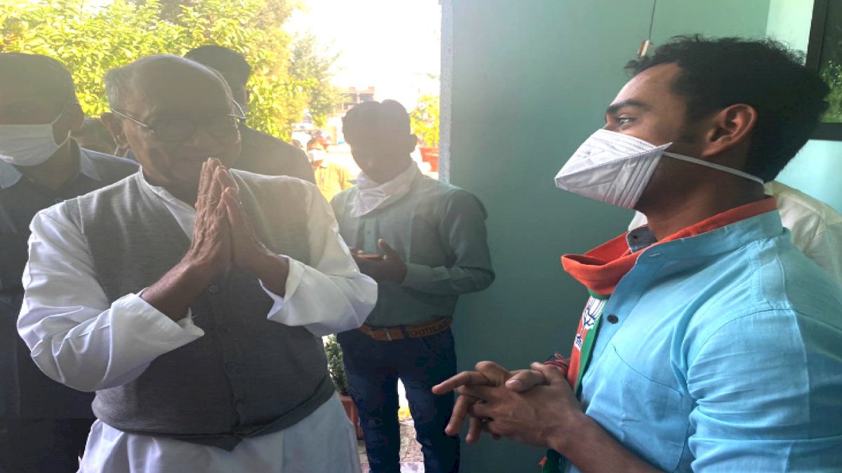 चुनाव में सद्भाव के रंग, जब दिग्विजय सिंह ने शिवराज के बेटे कार्तिकेय की पीठ थपथपाई चुनाव में सद्भाव के रंग, जब दिग्विजय सिंह ने शिवराज के बेटे कार्तिकेय की पीठ थपथपाई