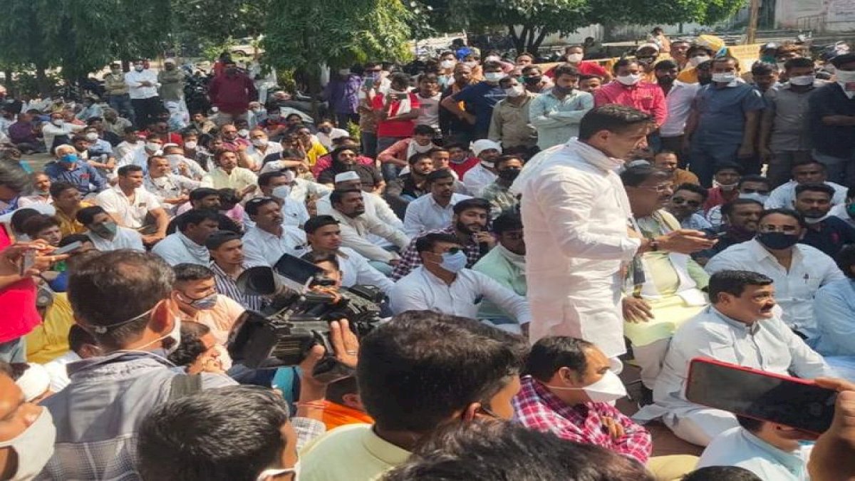 Jitu Patwari: पूर्व मंत्री जीतू पटवारी सहित 200 कांग्रेसियों पर केस दर्ज, पुलिस कंट्रोल रूम पर प्रदर्शन का मामला Jitu Patwari: पूर्व मंत्री जीतू पटवारी सहित 200 कांग्रेसियों पर केस दर्ज, पुलिस कंट्रोल रूम पर प्रदर्शन का मामला