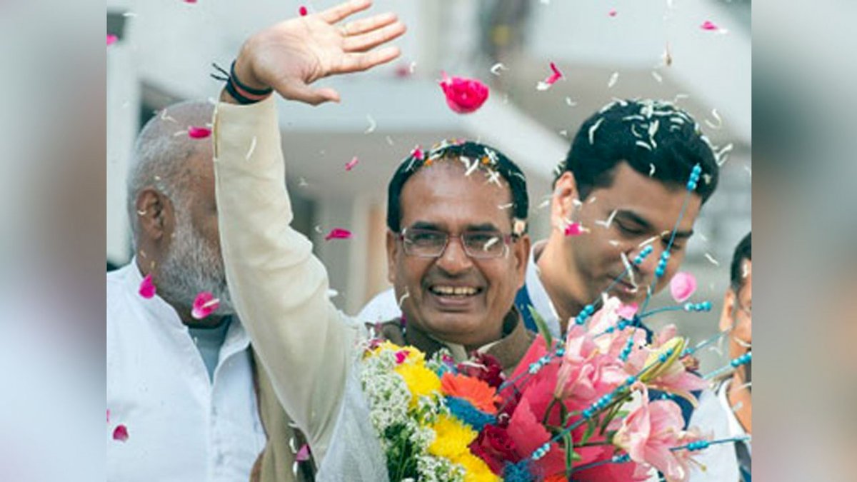 Sanwer By Election: शिवराज ने सांवेर में किया रोड शो, कहा तुलसी को विधायक आप बनाइए, मंत्री मैं बनाऊंगा Sanwer By Election: शिवराज ने सांवेर में किया रोड शो, कहा तुलसी को विधायक आप बनाइए, मंत्री मैं बनाऊंगा