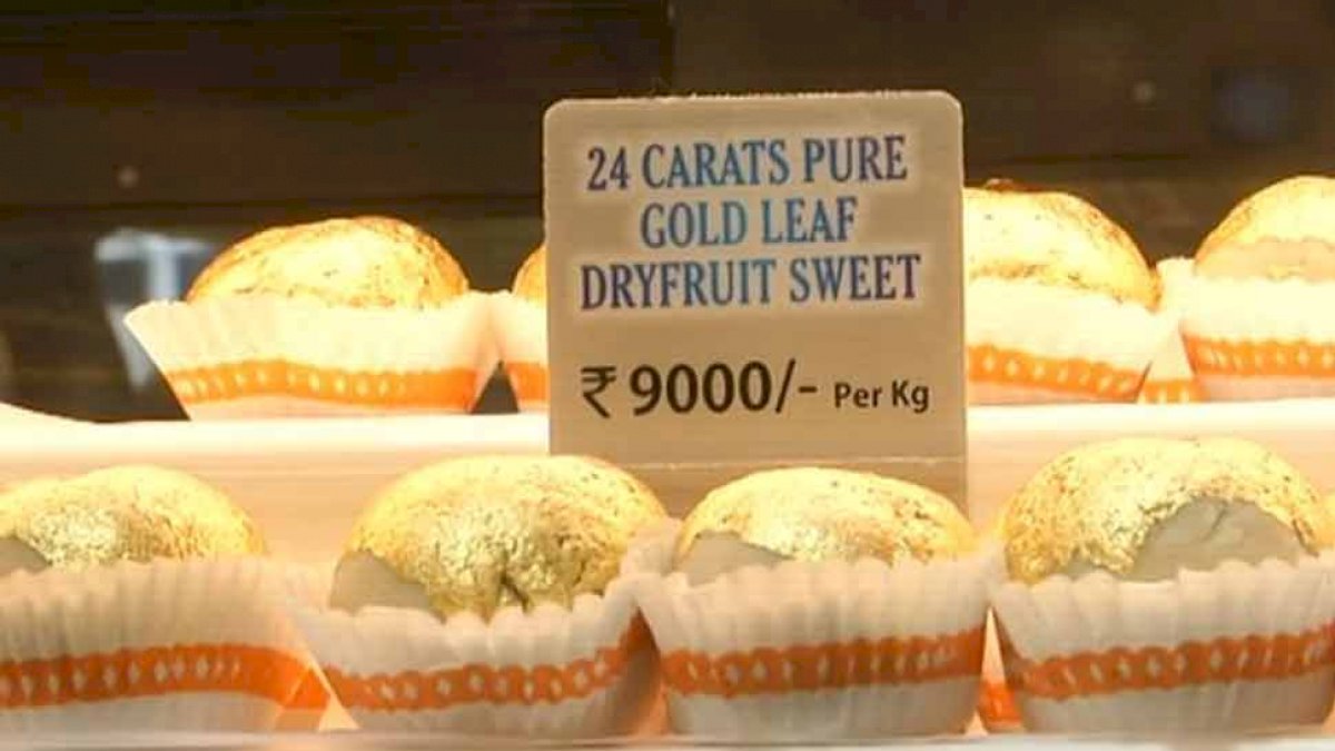Gold Ghari: चंडी पड़वा पर सूरत में बिक रही है 9 हजार रु किलो की सोने की मिठाई Gold Ghari: चंडी पड़वा पर सूरत में बिक रही है 9 हजार रु किलो की सोने की मिठाई