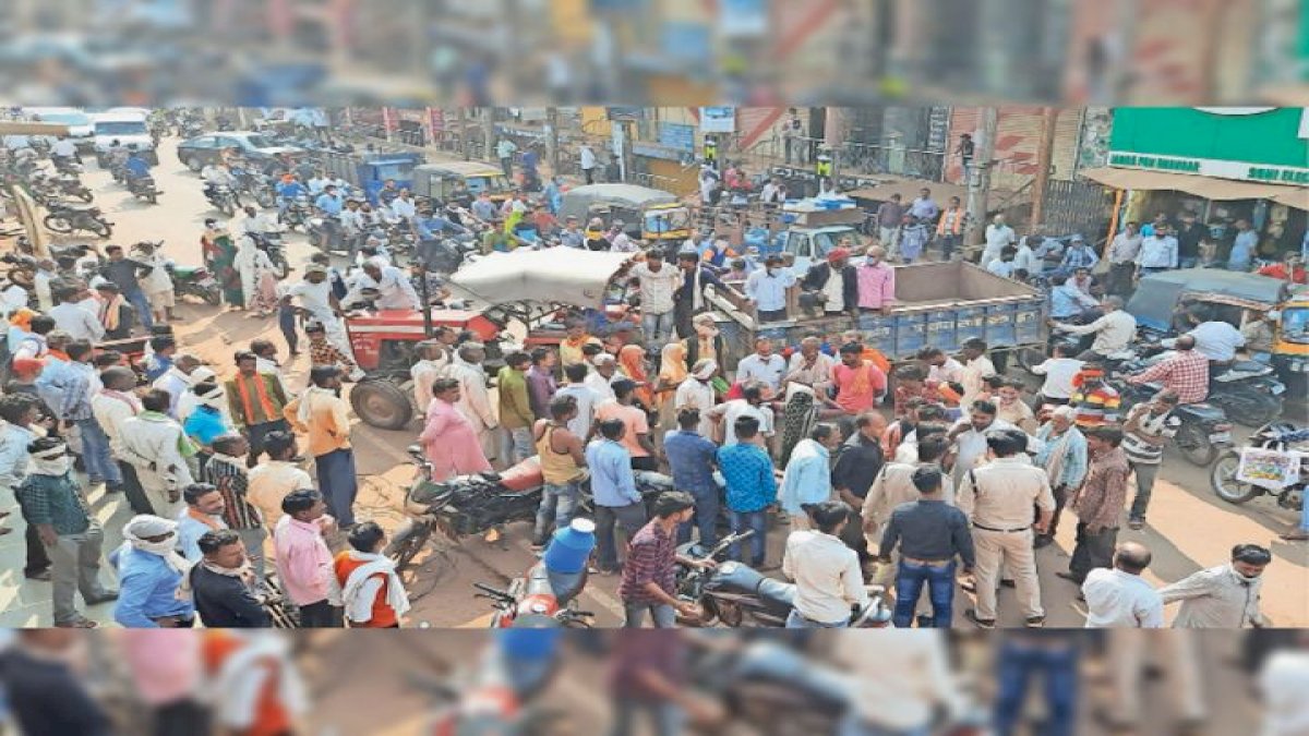 Farmers Protest: बिजली कटने से गुस्साए किसानों ने किया चक्का जाम Farmers Protest: बिजली कटने से गुस्साए किसानों ने किया चक्का जाम