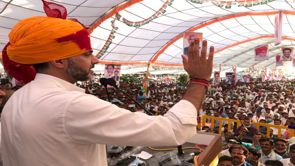 निहत्थे किसानों पर गोलियां चलवानेवाले शिवराज के लिए ना करें वोट, ब्यावरा में गरजे सचिन पायलट निहत्थे किसानों पर गोलियां चलवानेवाले शिवराज के लिए ना करें वोट, ब्यावरा में गरजे सचिन पायलट