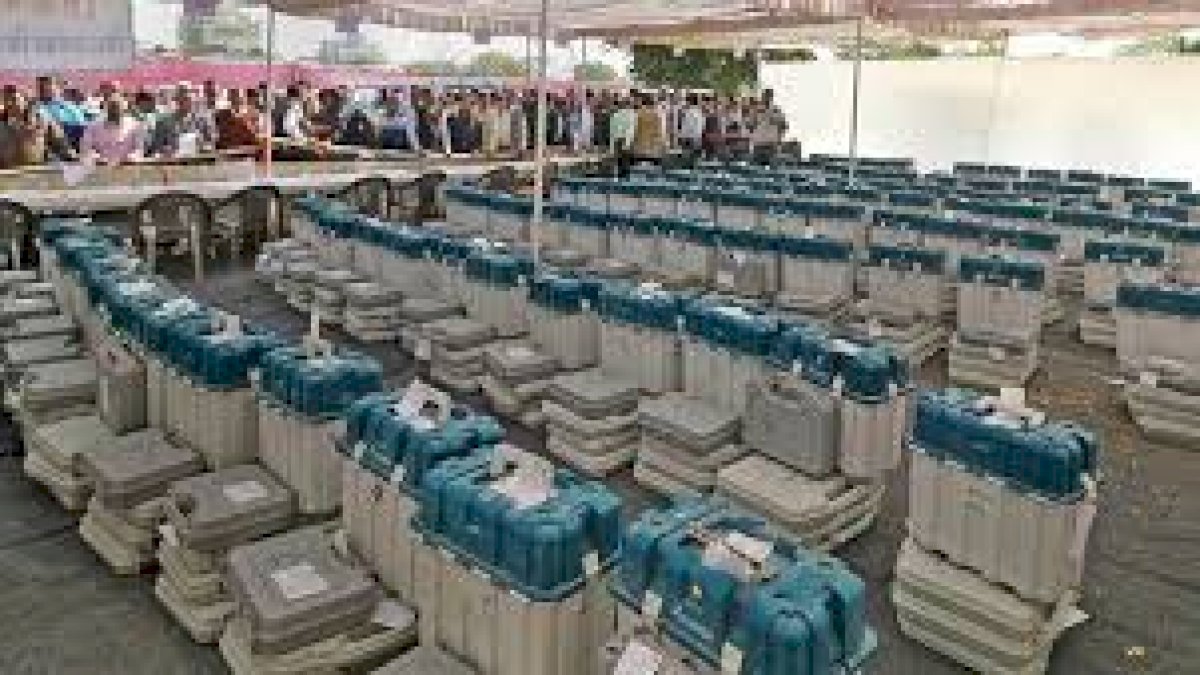 MP By Election: EVM की रात में कोई सुरक्षा नहीं, कांग्रेस के वीडियो में बड़ा खुलासा MP By Election: EVM की रात में कोई सुरक्षा नहीं, कांग्रेस के वीडियो में बड़ा खुलासा
