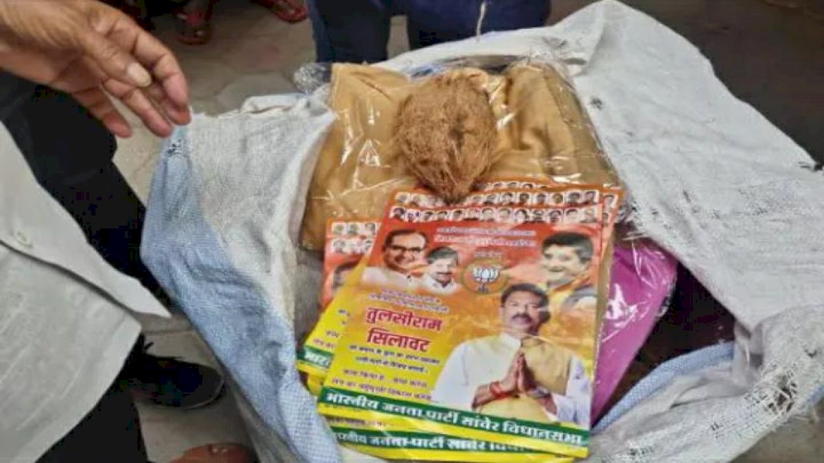 Sanwer By Election: तुलसी सिलावट पर वोट के लिए साड़ियां बांटने का आरोप Sanwer By Election: तुलसी सिलावट पर वोट के लिए साड़ियां बांटने का आरोप
