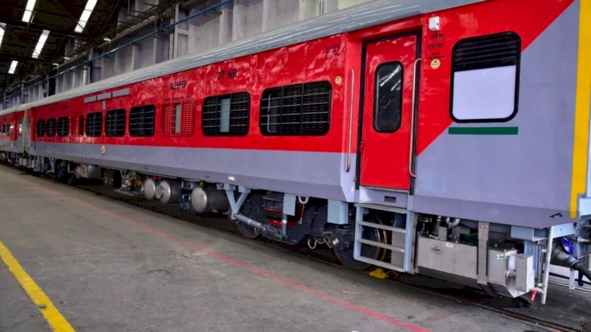Indian Railways: रेलवे ने बनाया अक्टूबर में सबसे ज्यादा LHB रेल कोच उत्पादन का रिकॉर्ड Indian Railways: रेलवे ने बनाया अक्टूबर में सबसे ज्यादा LHB रेल कोच उत्पादन का रिकॉर्ड