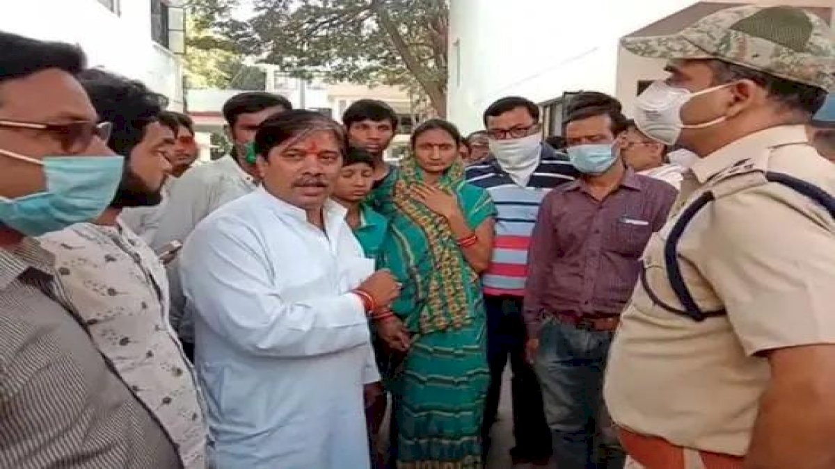 MP By Election: बीजेपी प्रत्याशी प्रद्युम्न सिंह तोमर के समर्थकों पर वोटरों को धमकाने का आरोप MP By Election: बीजेपी प्रत्याशी प्रद्युम्न सिंह तोमर के समर्थकों पर वोटरों को धमकाने का आरोप