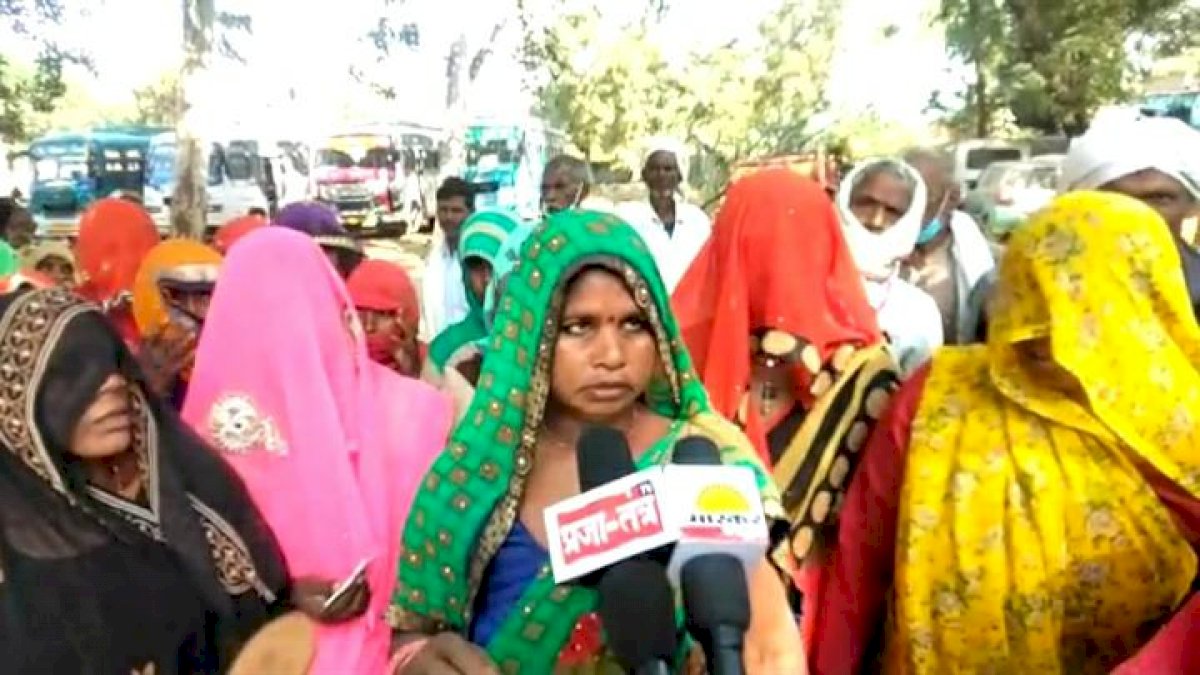 सुमावली उपचुनाव 2020: बीजेपी प्रत्याशी के समर्थकों का महिलाओं से अभद्र व्यवहार, वोट देने से रोका सुमावली उपचुनाव 2020: बीजेपी प्रत्याशी के समर्थकों का महिलाओं से अभद्र व्यवहार, वोट देने से रोका