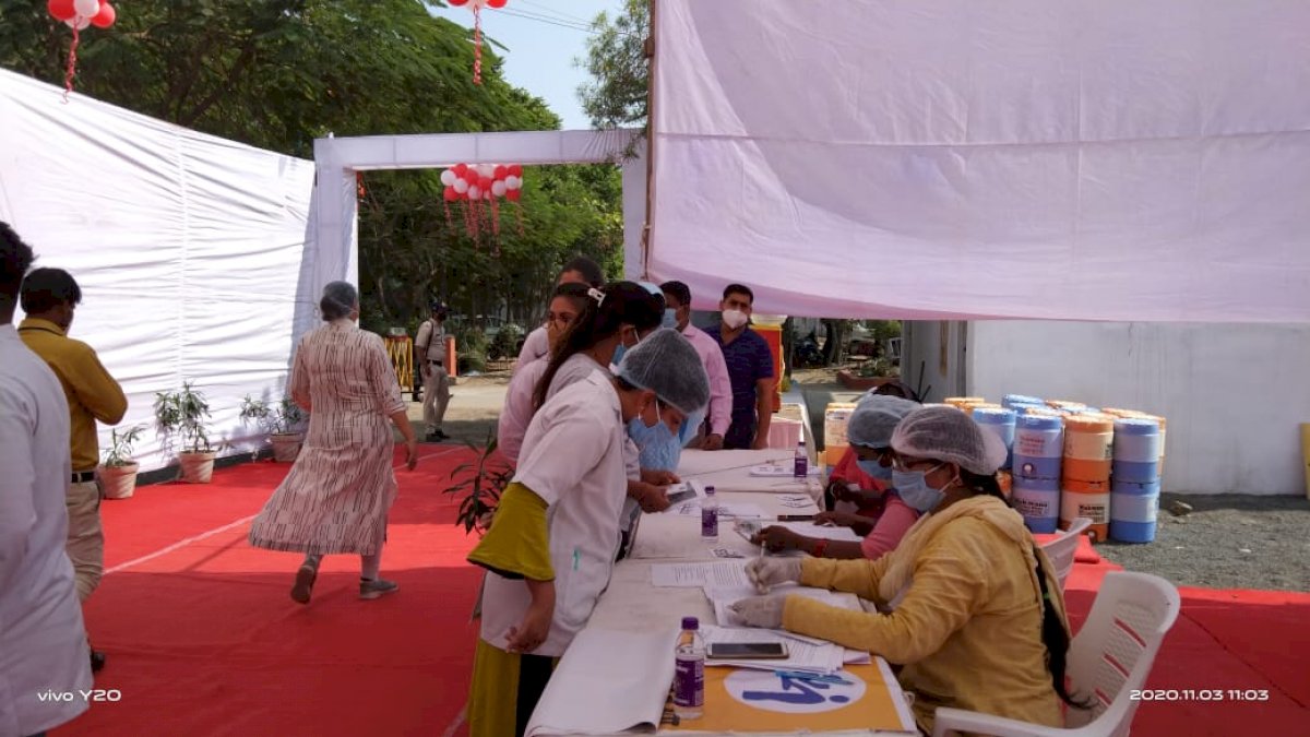 Sanwer By Election: इंडेक्स मेडिकल कॉलेज कैंपस पोलिंग बूथ पर हुई वोटिंग, कोविड प्रोटोकॉल का सौ फीसदी हुआ पालन Sanwer By Election: इंडेक्स मेडिकल कॉलेज कैंपस पोलिंग बूथ पर हुई वोटिंग, कोविड प्रोटोकॉल का सौ फीसदी हुआ पालन