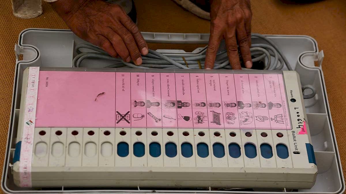 EVM Hacking: क्या वाकई हो रही है EVM की हैकिंग, हरियाणा के वायरल वीडियो से फिर उठा सवाल EVM Hacking: क्या वाकई हो रही है EVM की हैकिंग, हरियाणा के वायरल वीडियो से फिर उठा सवाल