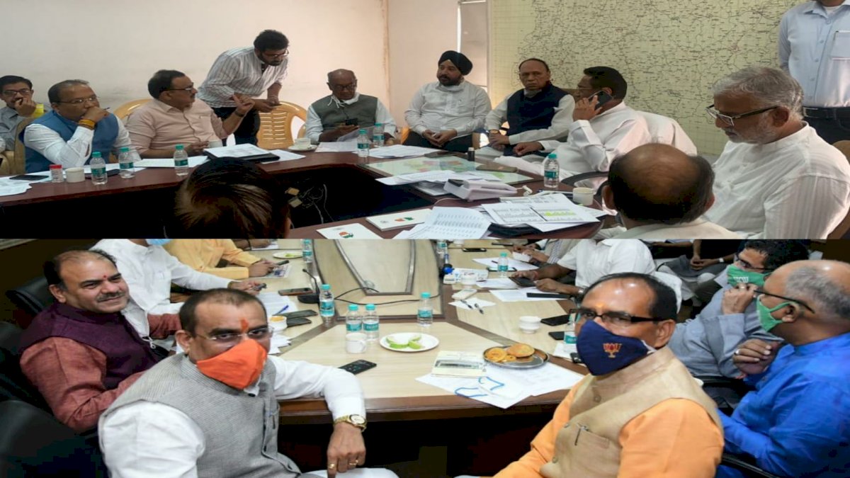 MP By Elections: स्ट्रांग रूम में जुटे दोनों पार्टियों के दिग्गज, भोपाल से लिया है रहा है क्षेत्रवार ब्यौरा MP By Elections: स्ट्रांग रूम में जुटे दोनों पार्टियों के दिग्गज, भोपाल से लिया है रहा है क्षेत्रवार ब्यौरा